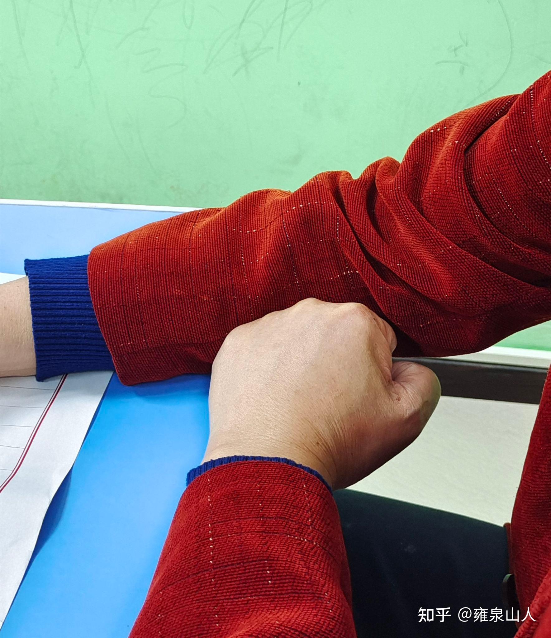 写字时胳膊肘要不要放桌子上？ 知乎