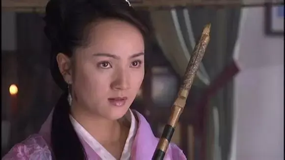 最早出场的不是镇南王妃刀白凤,而是俏药叉甘宝宝!