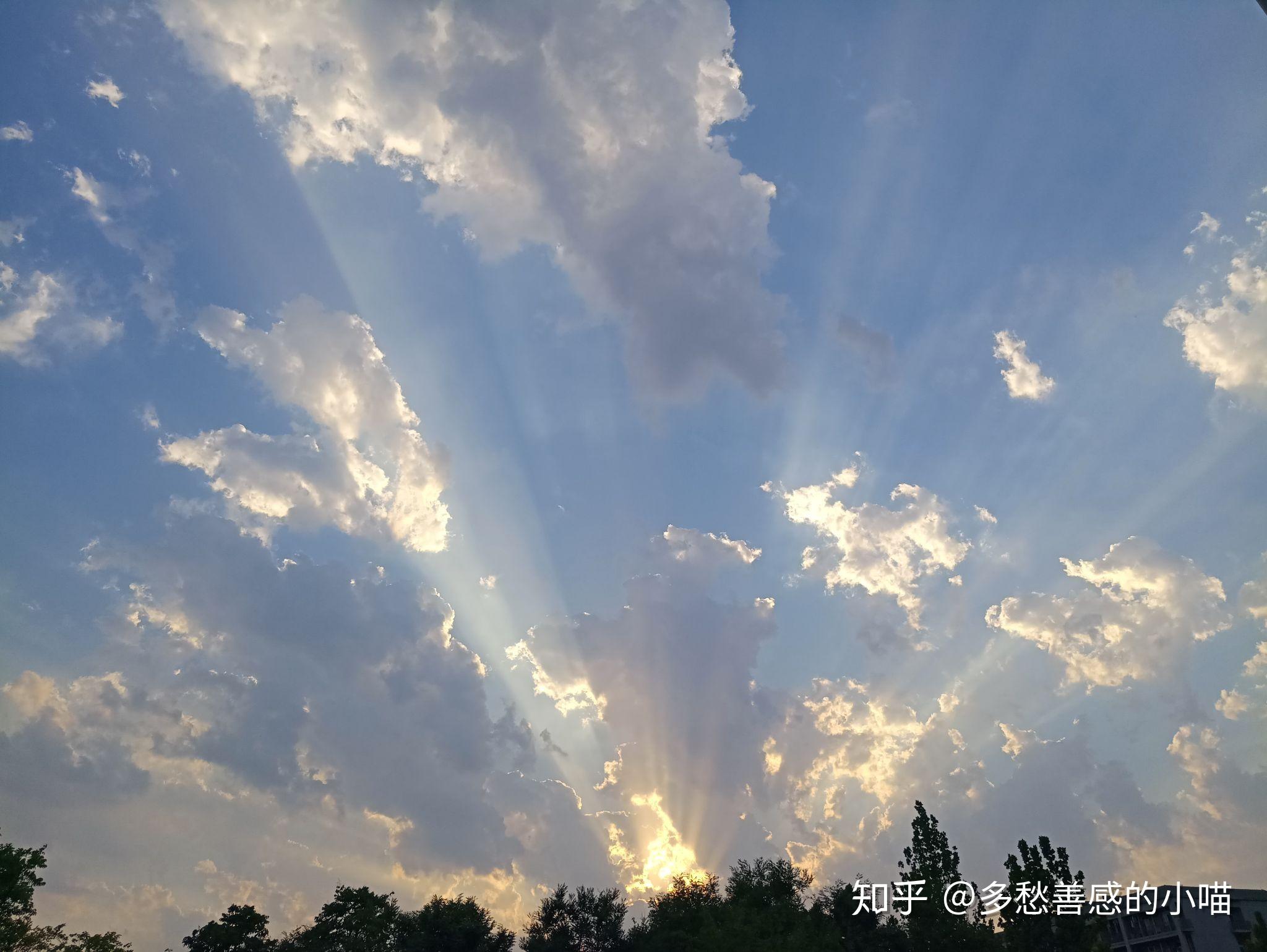 你亲眼看到过哪些让你震撼或打动你心的天空景色?