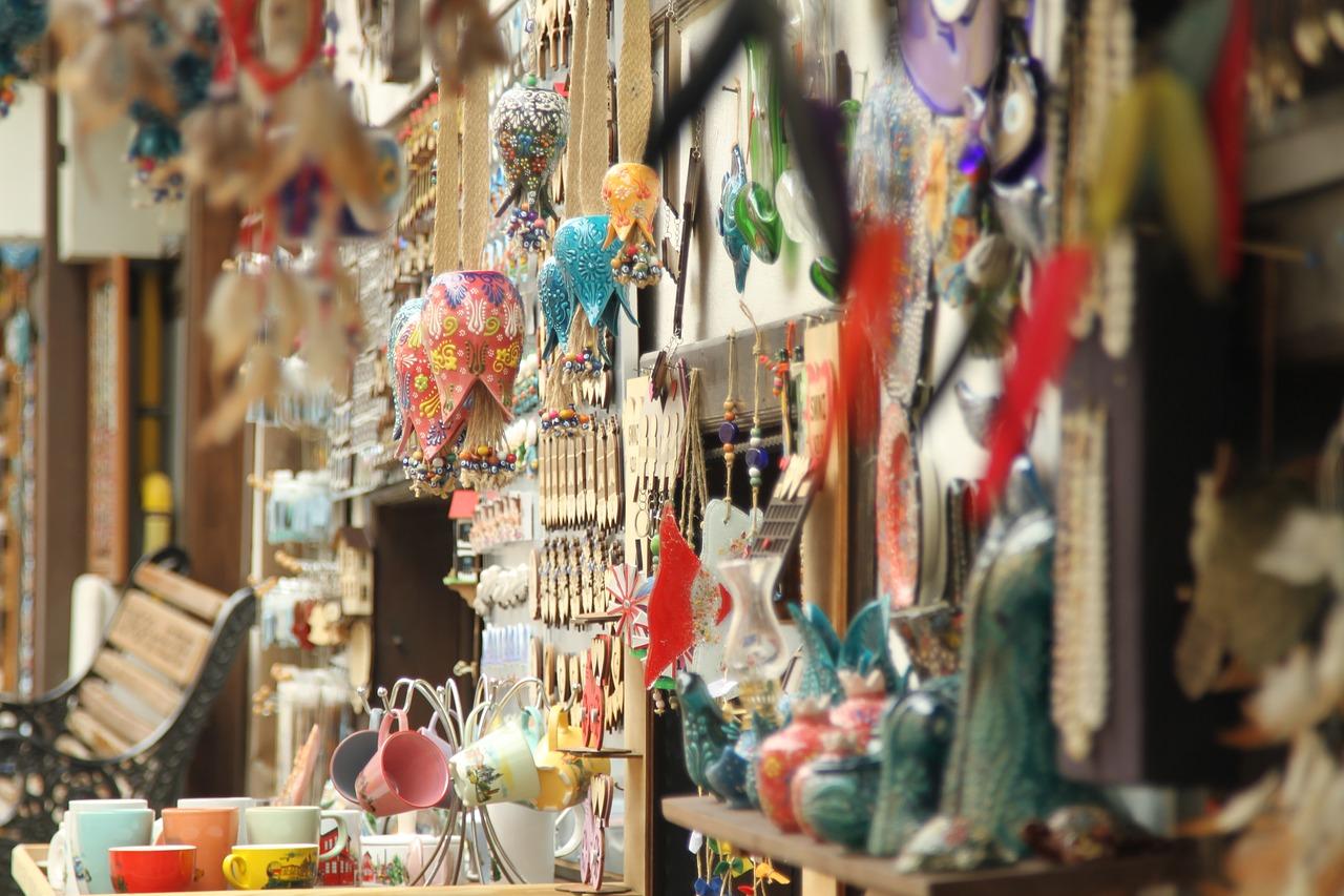 3. 涂抹牙膏擦拭