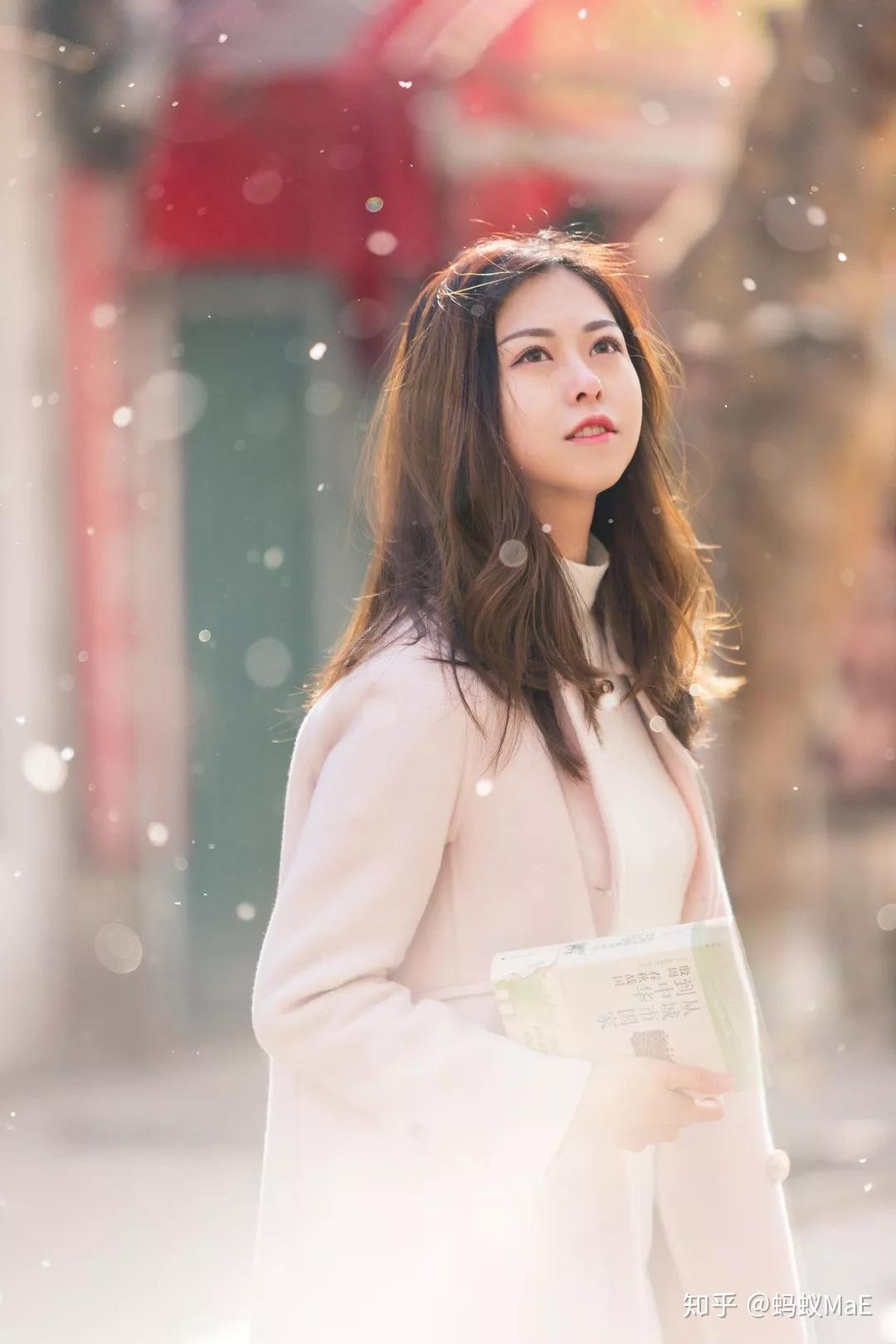 拍照的时候应该怎样摆动作,才不至于显得僵硬,拍出好看的感觉?