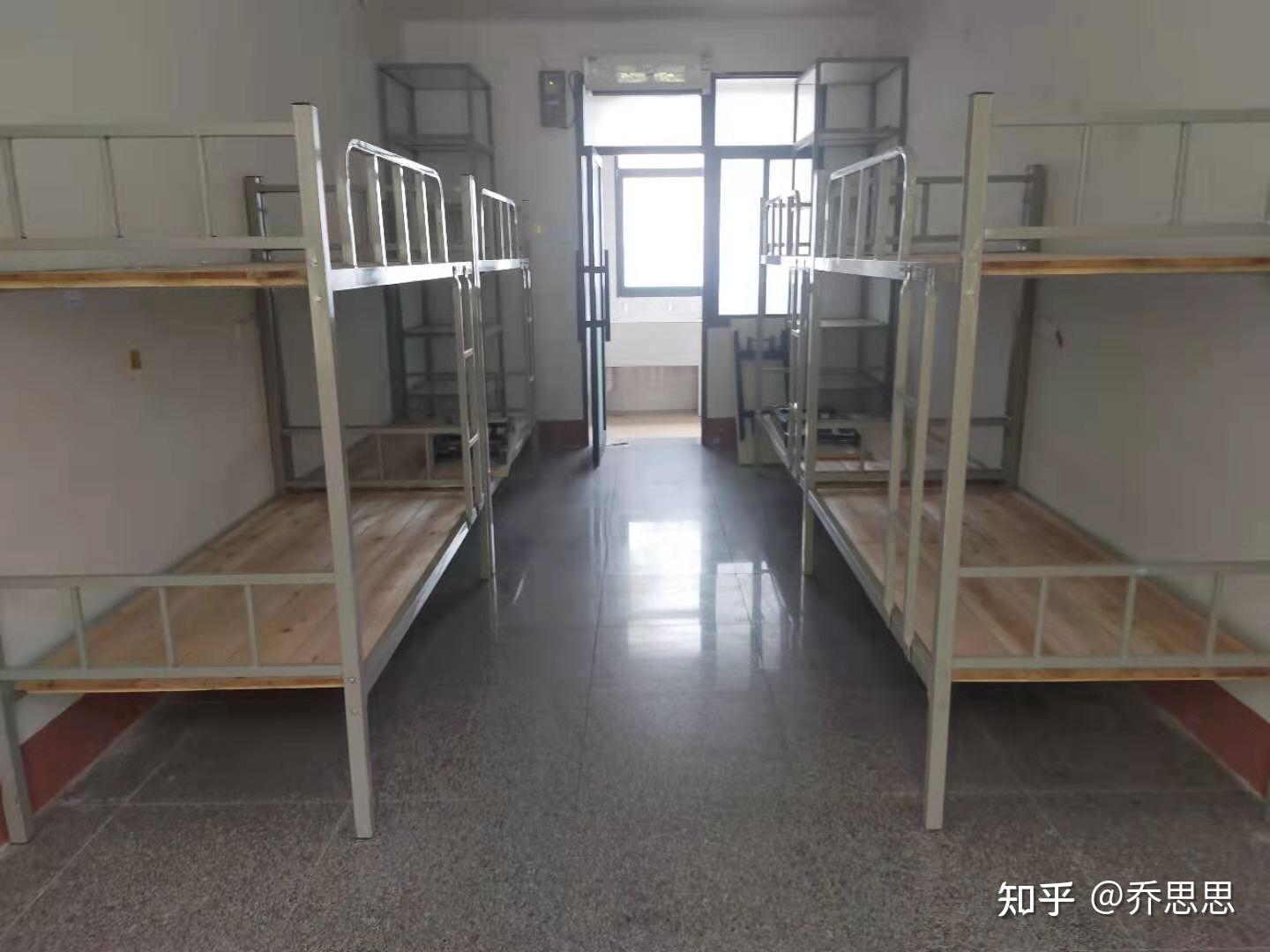 江汉艺术职业学院的宿舍条件如何?校区内有哪些生活设施? 