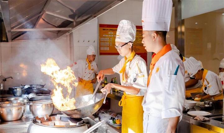 大厨们炒菜用铲子?大圆勺才有范儿! - 知乎