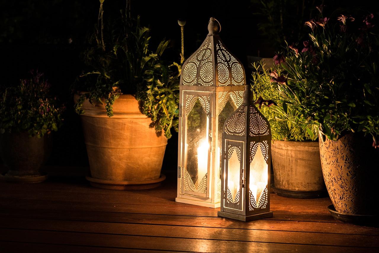 2. 灯笼色彩协调美