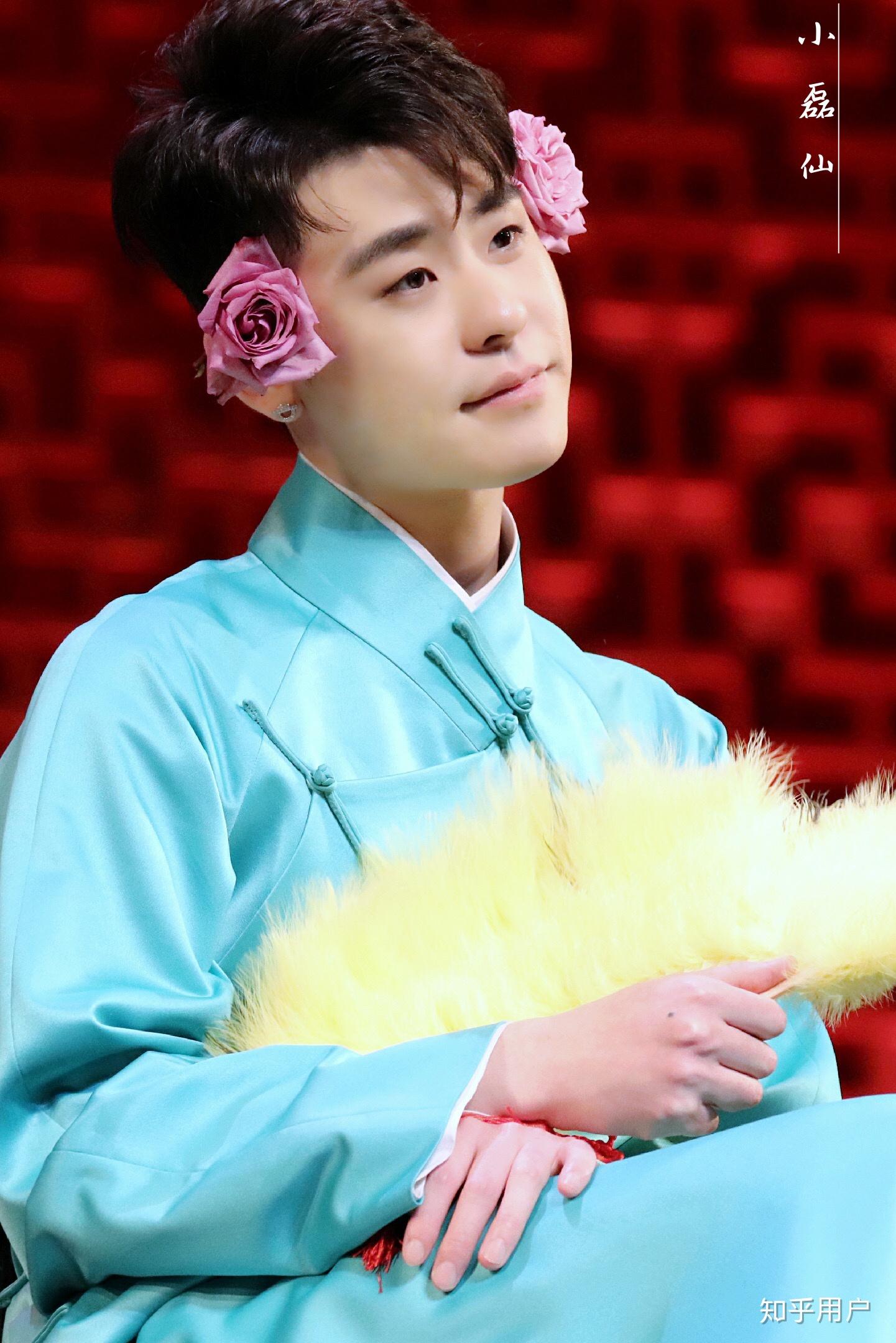 为什么九辫儿的大褂儿都是双排扣而德云社其他人都只有一个扣呢