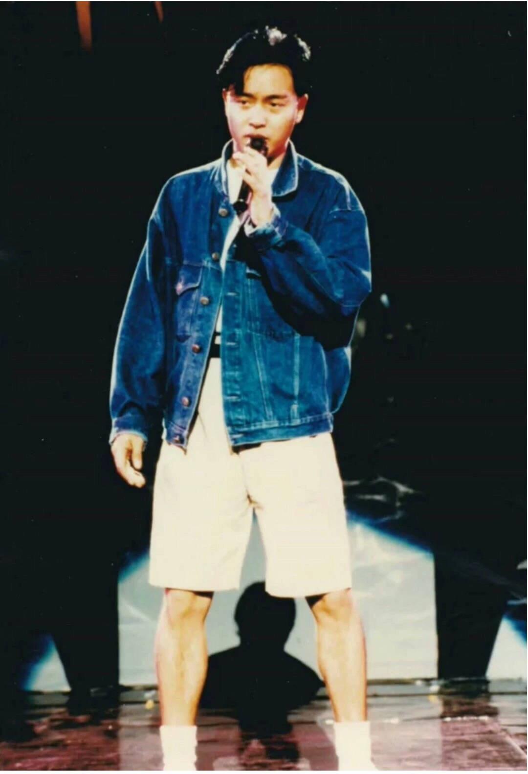 请问各位知友有没有哥哥张国荣全身照高清图想做人形立牌可以吗