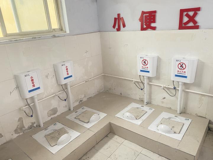 某高中女厕所惊现小便区