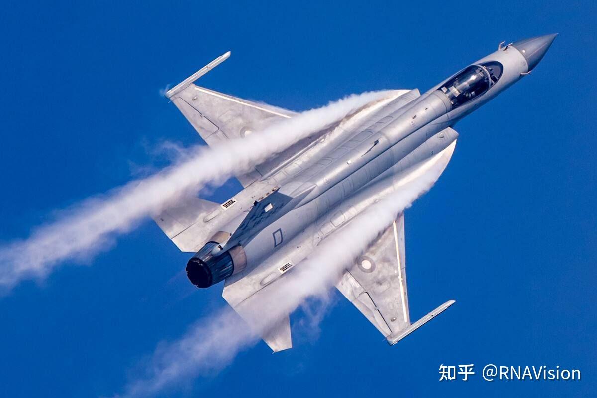 现代战斗机机翼上是否有类似民航机翼上的涡流发生器和翼梢小翼?