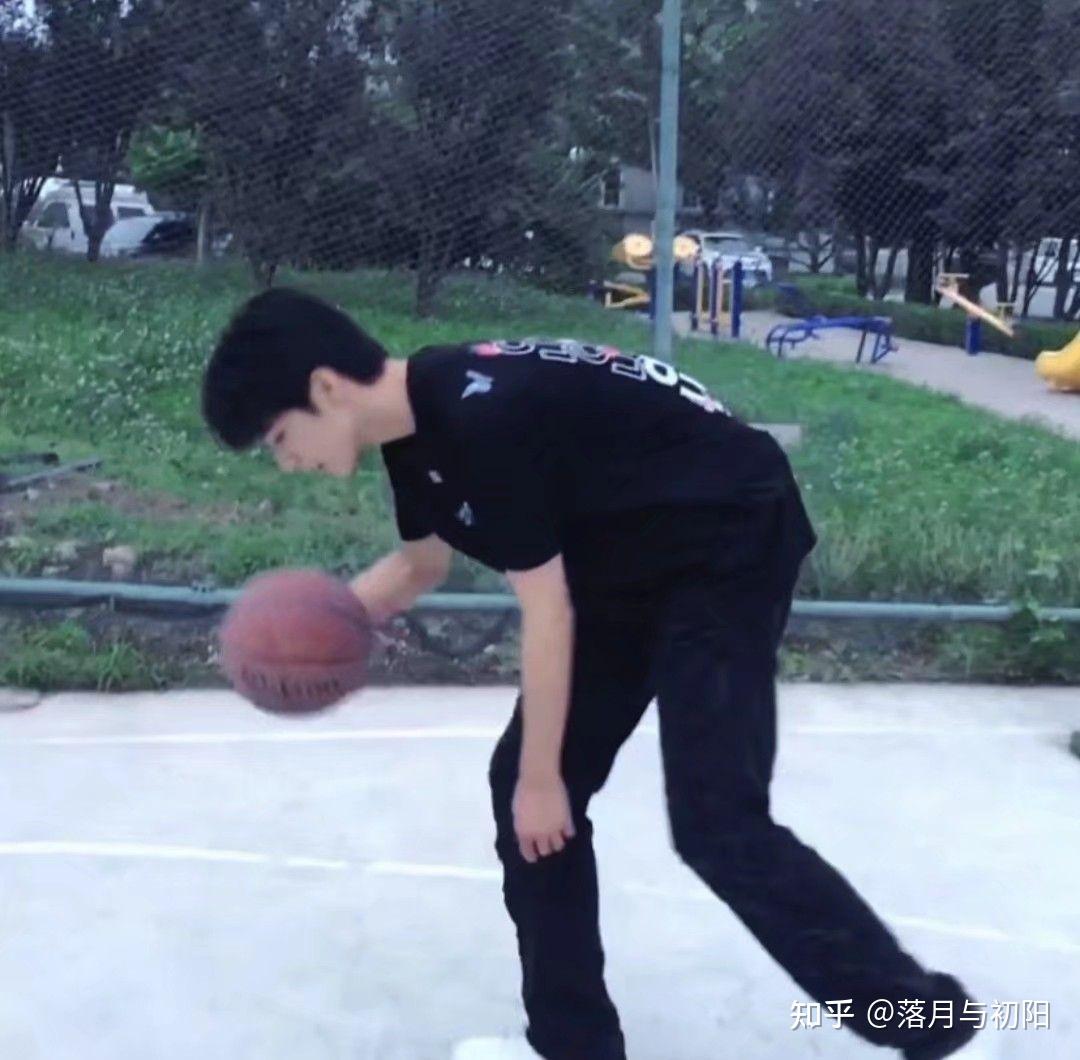 有没有刘耀文打篮球的照片?女友视角的那种? 