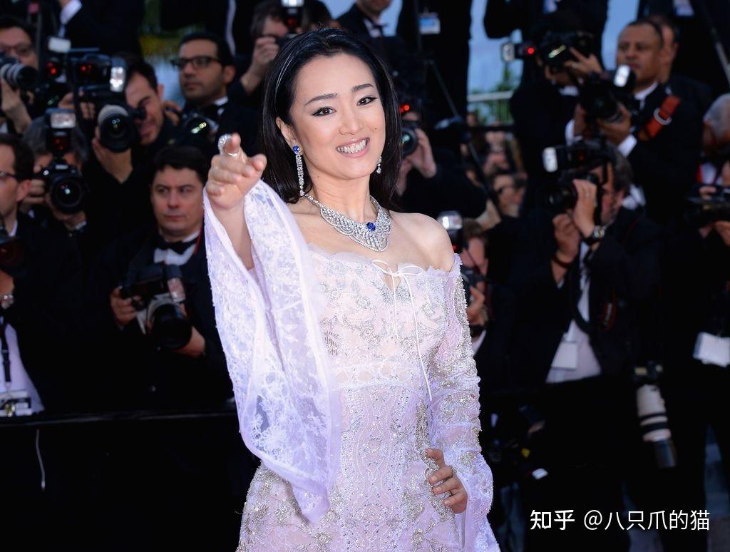 看过国外红毯上的巩俐,才知道为啥都叫她巩皇,穿一字肩真惊艳 - 知乎