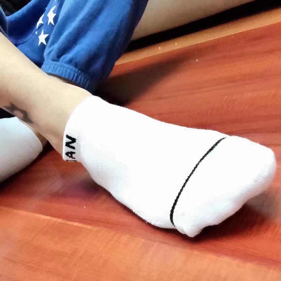 为什么会有人喜欢偷闻穿白袜的帅哥的脚