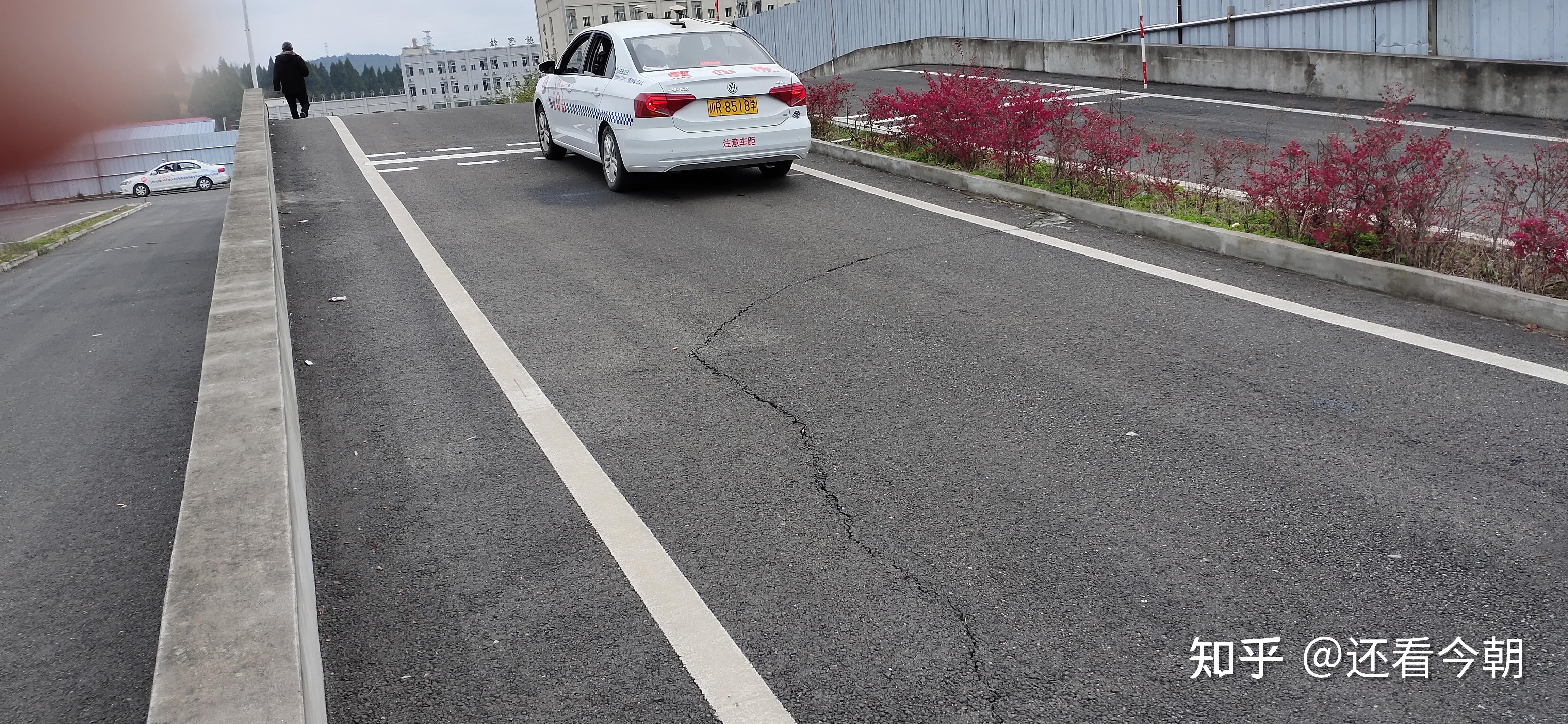 科目二考试半坡起步项目中怎么找30公分线