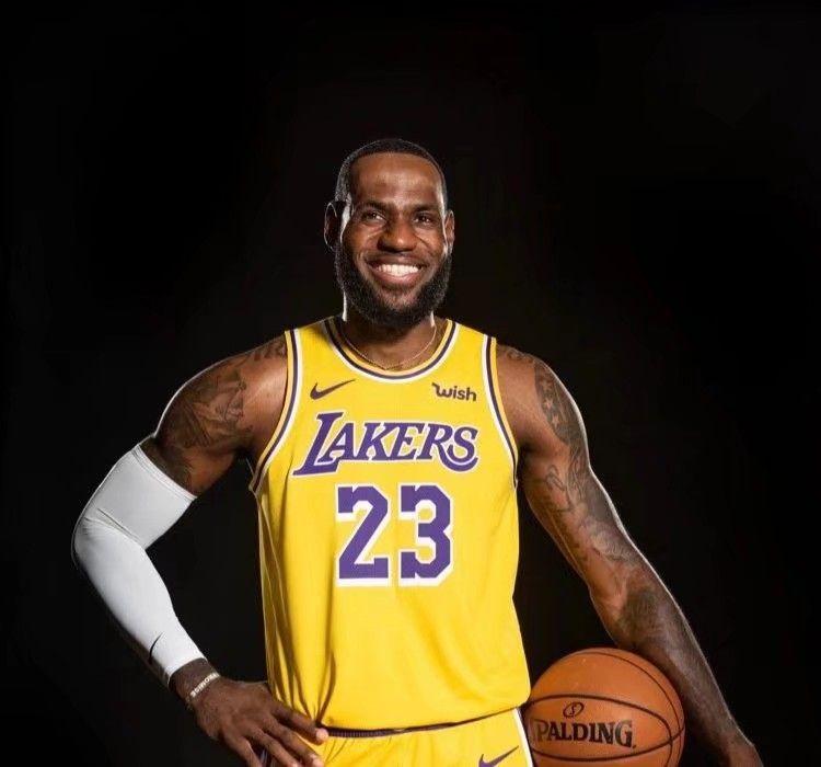 有没有勒布朗詹姆斯的高清头像或者壁纸帅一些的