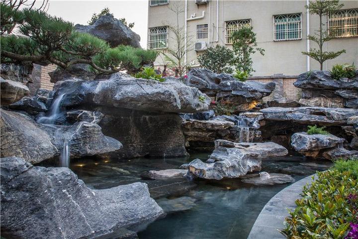 太湖石流水假山,是中国传统园林中常用的造景手法