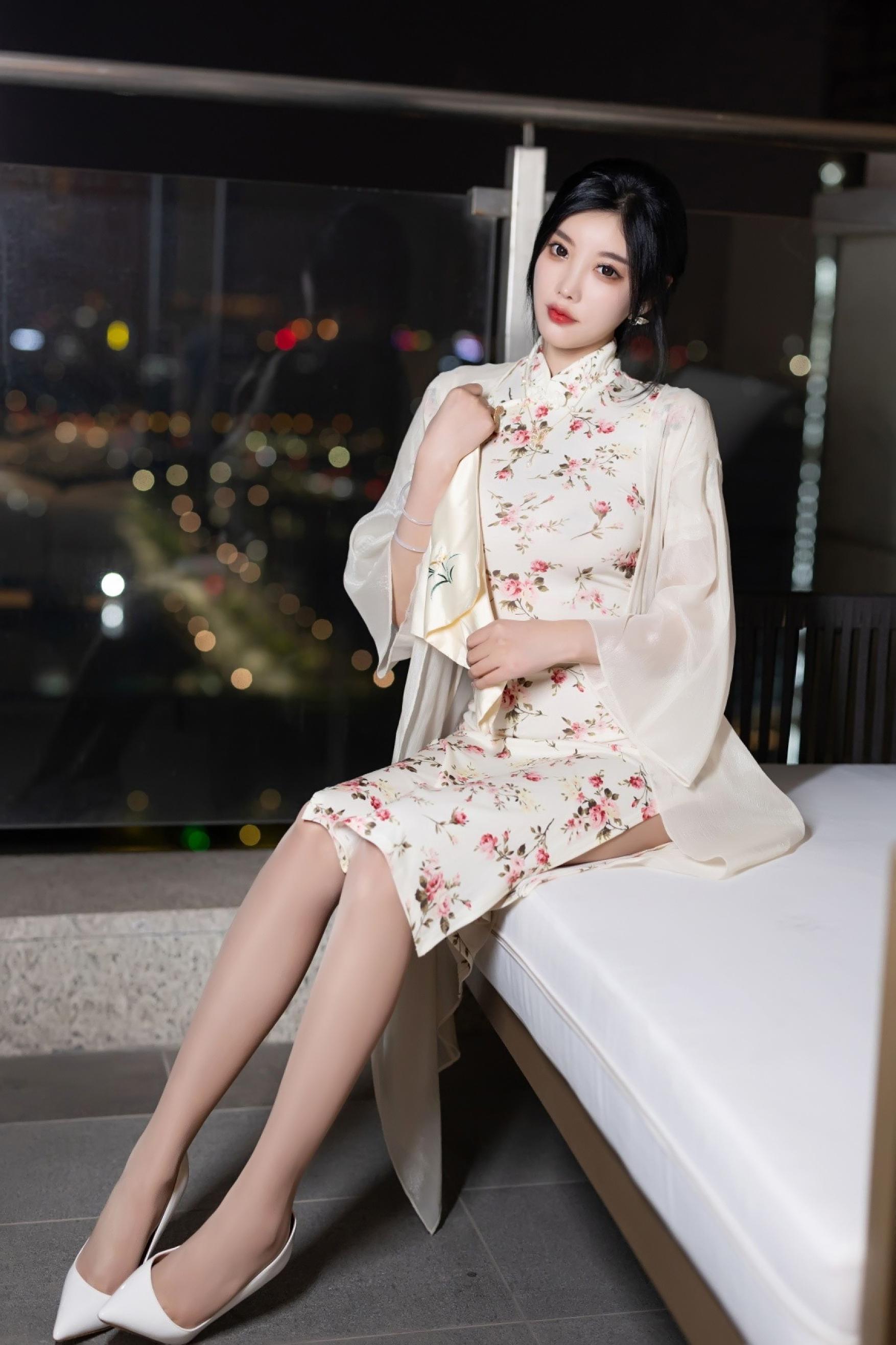 杨晨晨写真,旗袍搭肉丝勾勒丰韵身材,白色高跟鞋尽显东方女人味