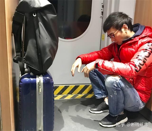 如何看待因航班有男团,飞机滑行中粉丝不听劝阻闯头等舱追星? - 知乎
