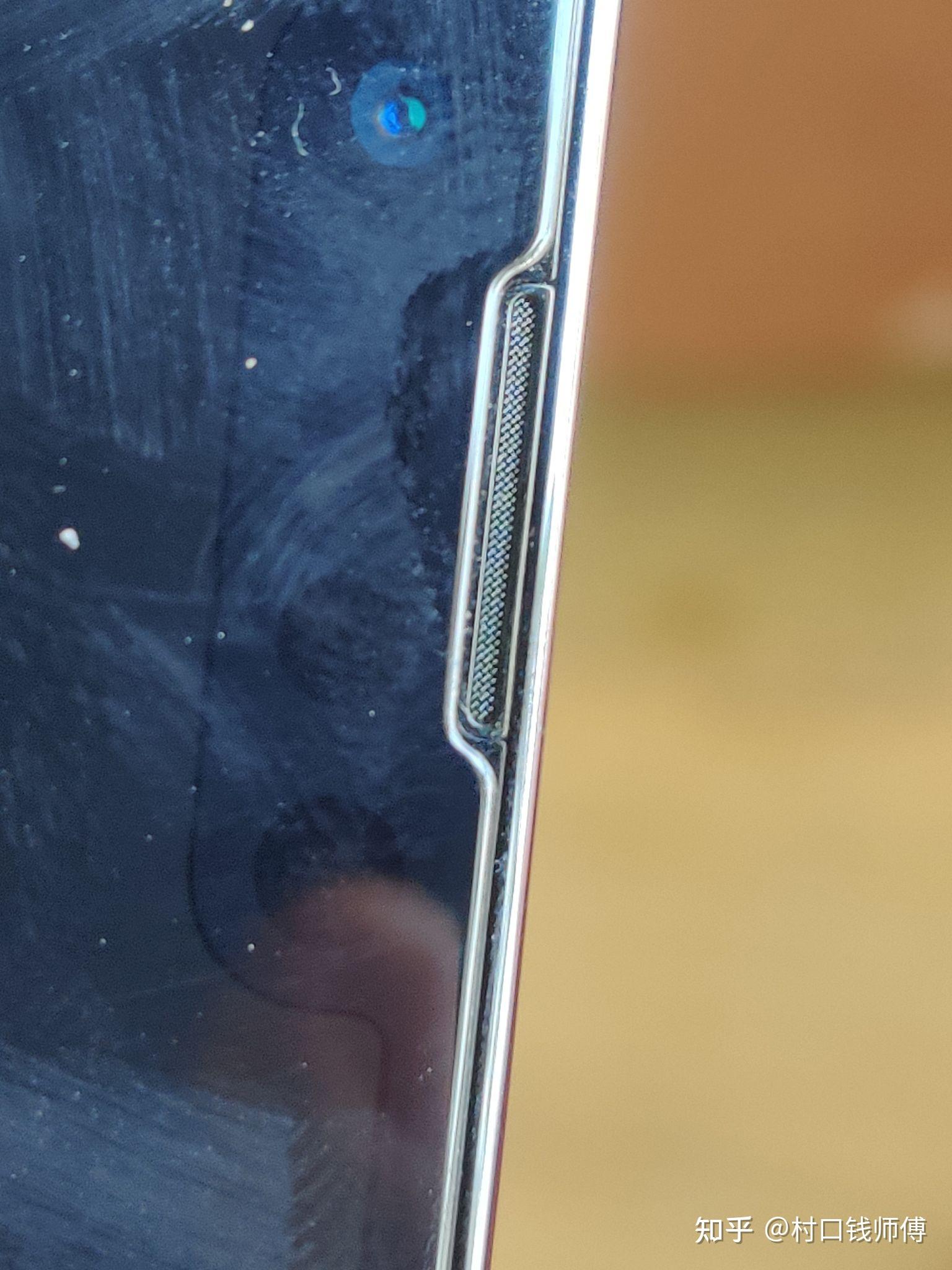 iphone13 pro听筒上方缝隙很大?