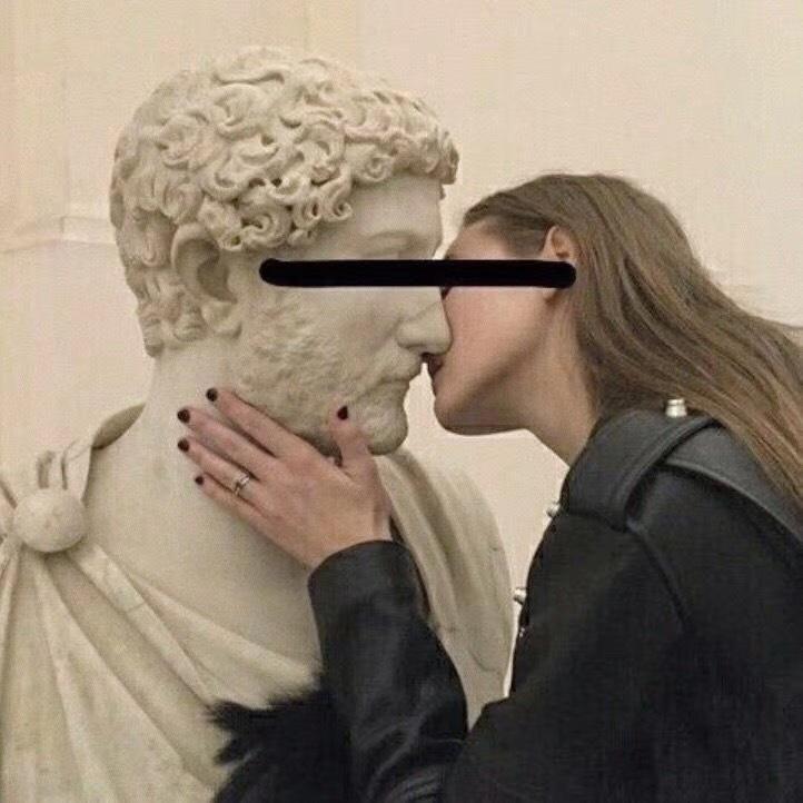 有没有外国男生女生去亲吻雕像的头像