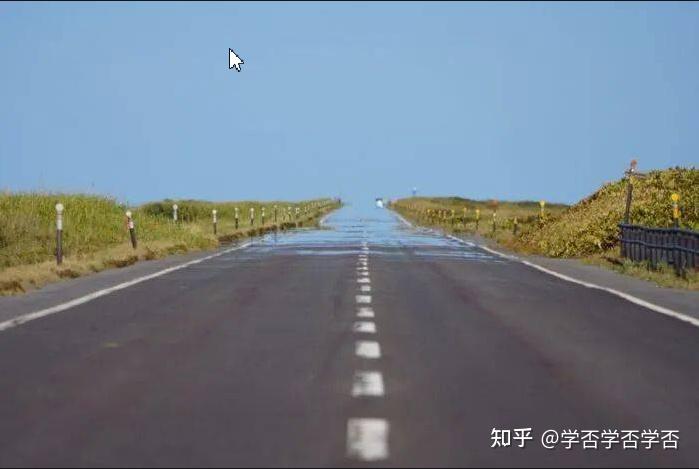 与车距离较远的沥青路面为何看起来产生了镜面反射
