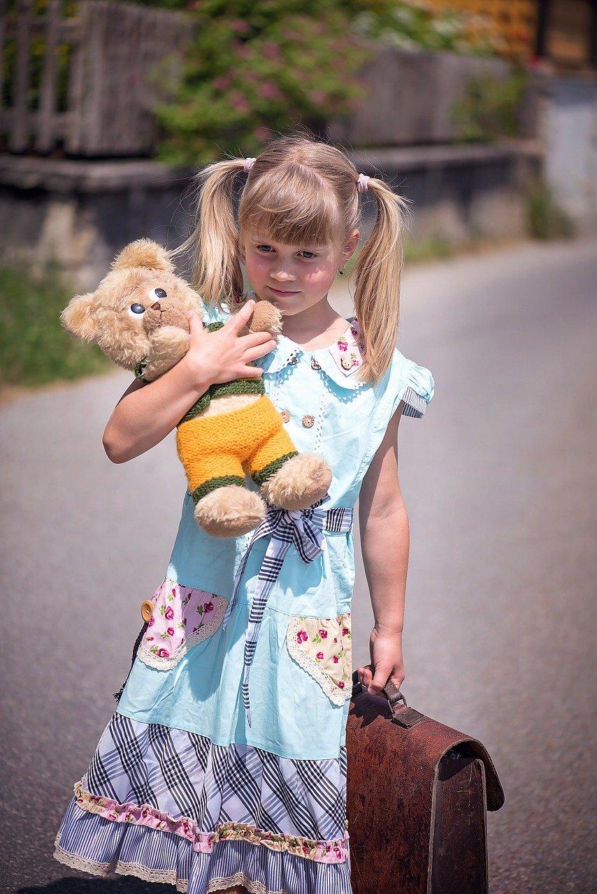 2. 轻便耐用书包