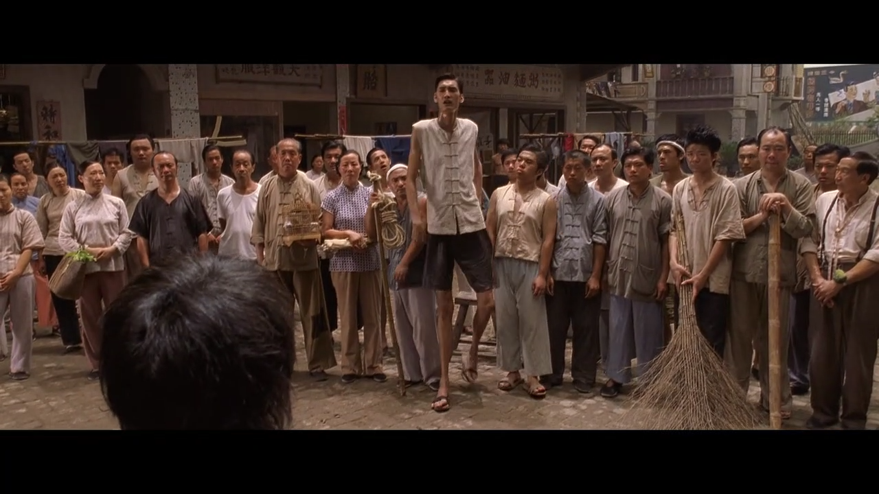 周星驰电影《功夫》里,最后给小孩子卖功夫秘籍是想表达什么?