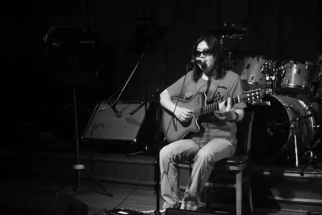 海子张慧生孤独地走过《九月》 留下他和着琴声呜咽