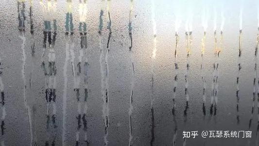 家里的玻璃为什么总有水雾?