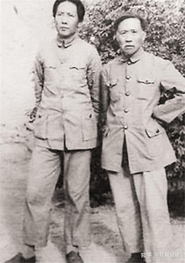 开国大典，她扶毛主席登上天安门离开，周恩来叫住：你就站我旁边 - 知乎