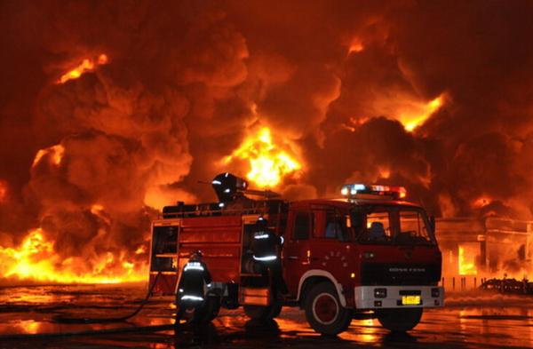 当邻居阿姨紧急敲门着火啦快撤离