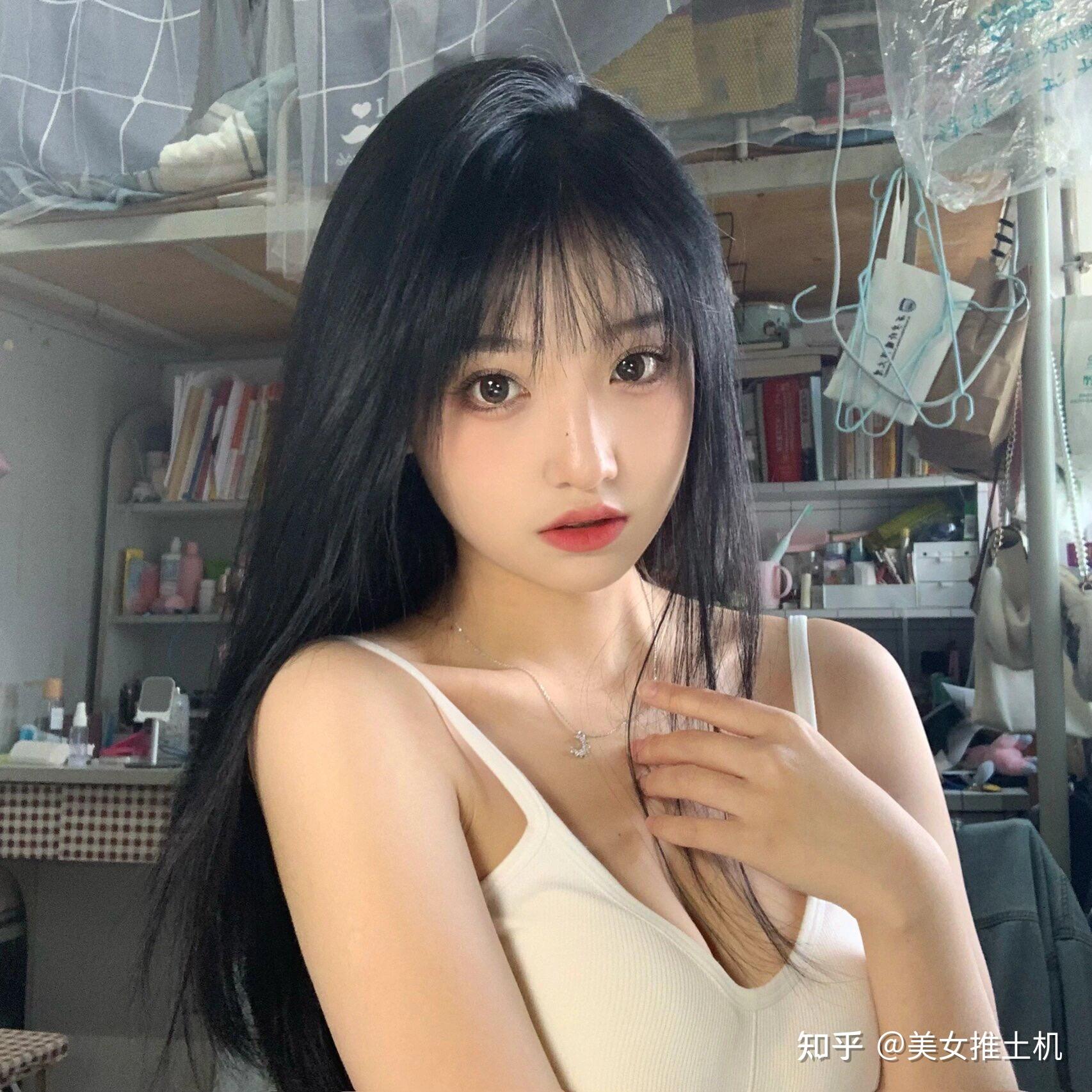 我一个18岁女生这样的身材是不是很丢人?