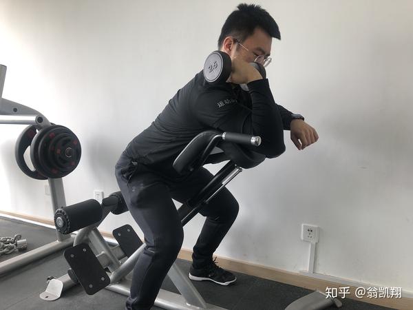 身體站立或坐姿,抬頭挺胸,下顎微收手持啞鈴;屈曲肘關節,前臂旋前動作