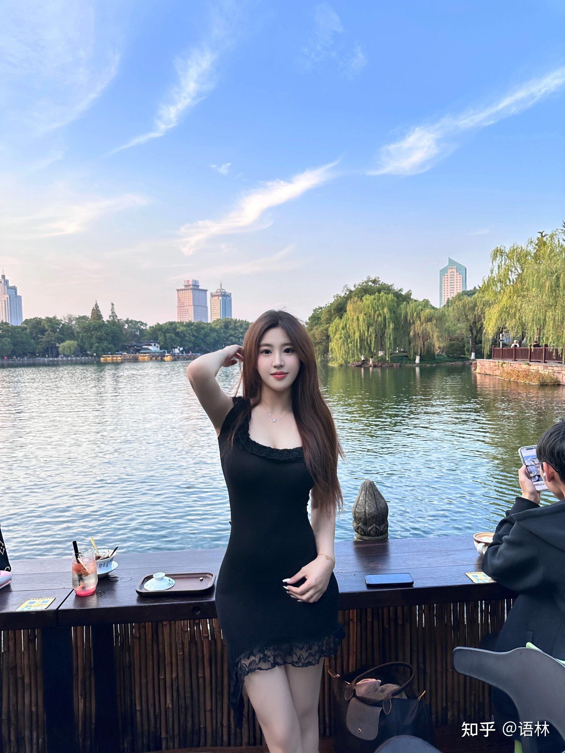 身材丰满的女生该如何穿搭?