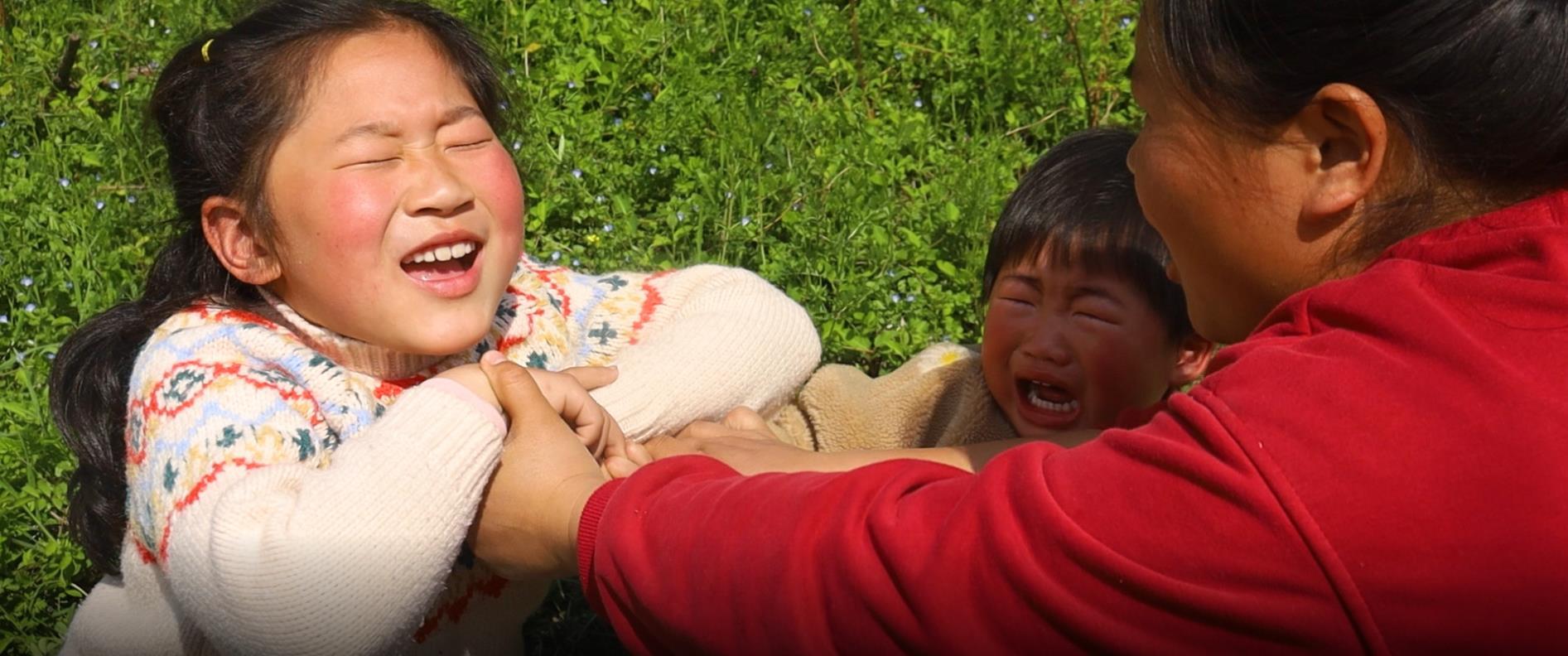 2个女儿为了啥?嚎啕大哭成泪娃娃,胖妹教育方式,让人心头一暖 - 知乎