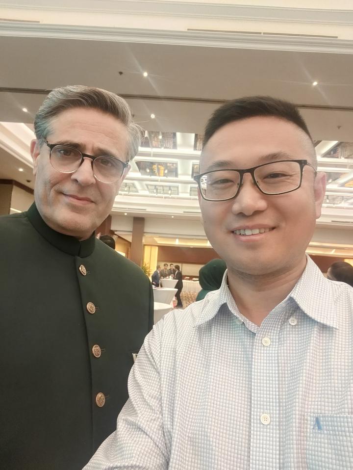 巴基斯坦驻华大使卡里尔·哈什米(khalil hashmi)和"黄硕评论"新媒体