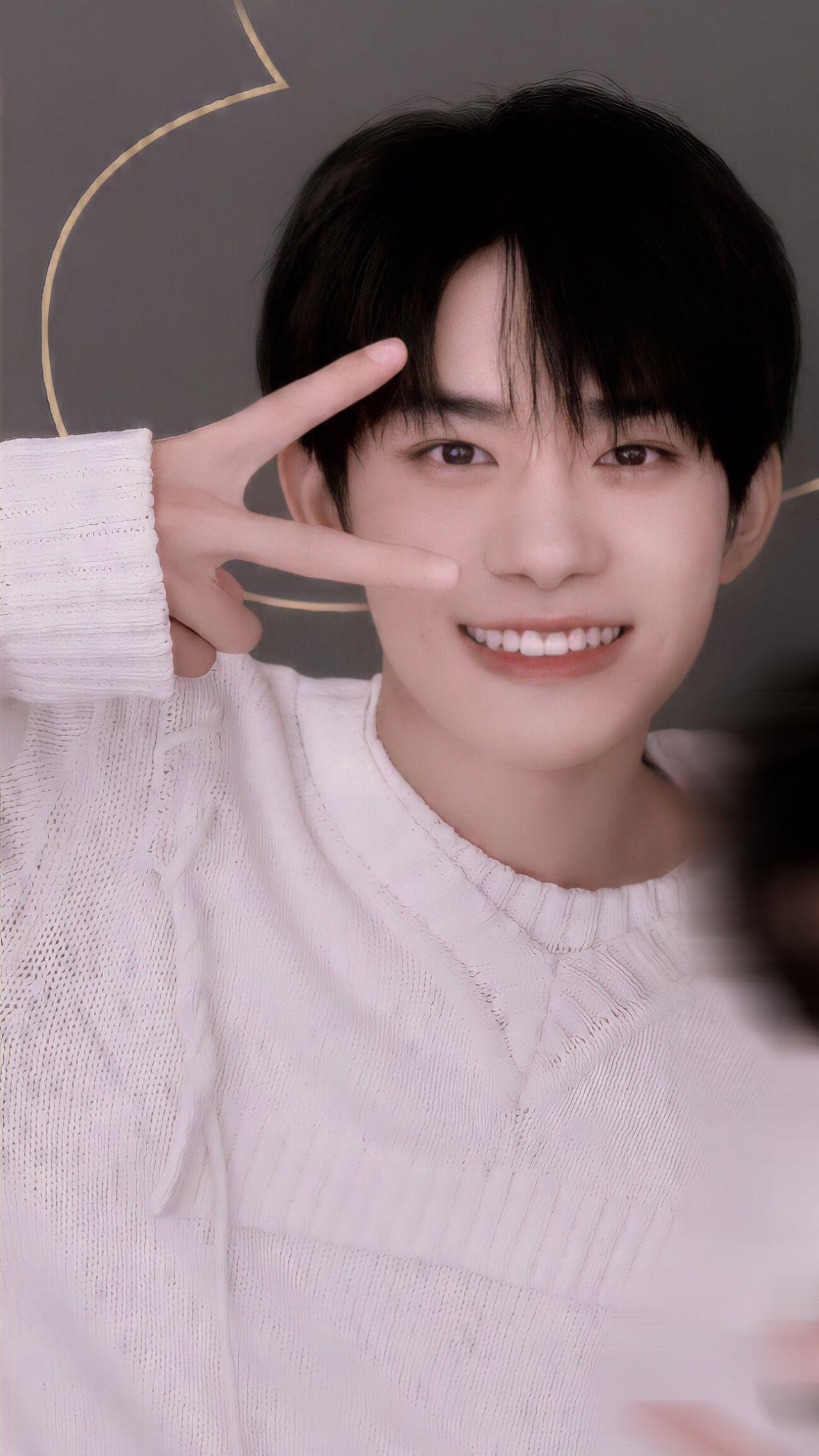 求易烊千玺笑得很开心的图片