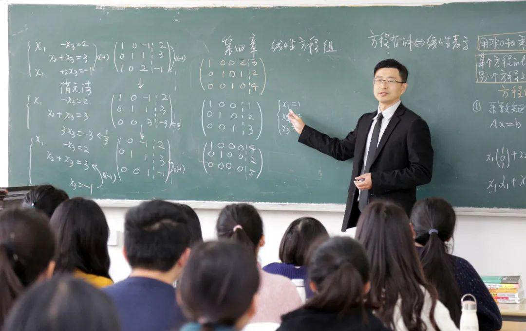 请问大学不听学校老师讲高数,靠听网上宋浩老师讲课可以嘛?