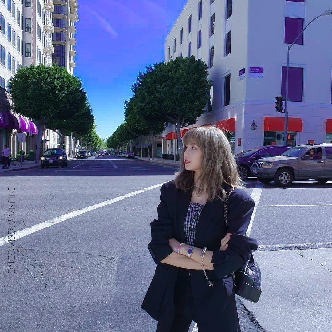 lisa肩膀是不是真的很宽