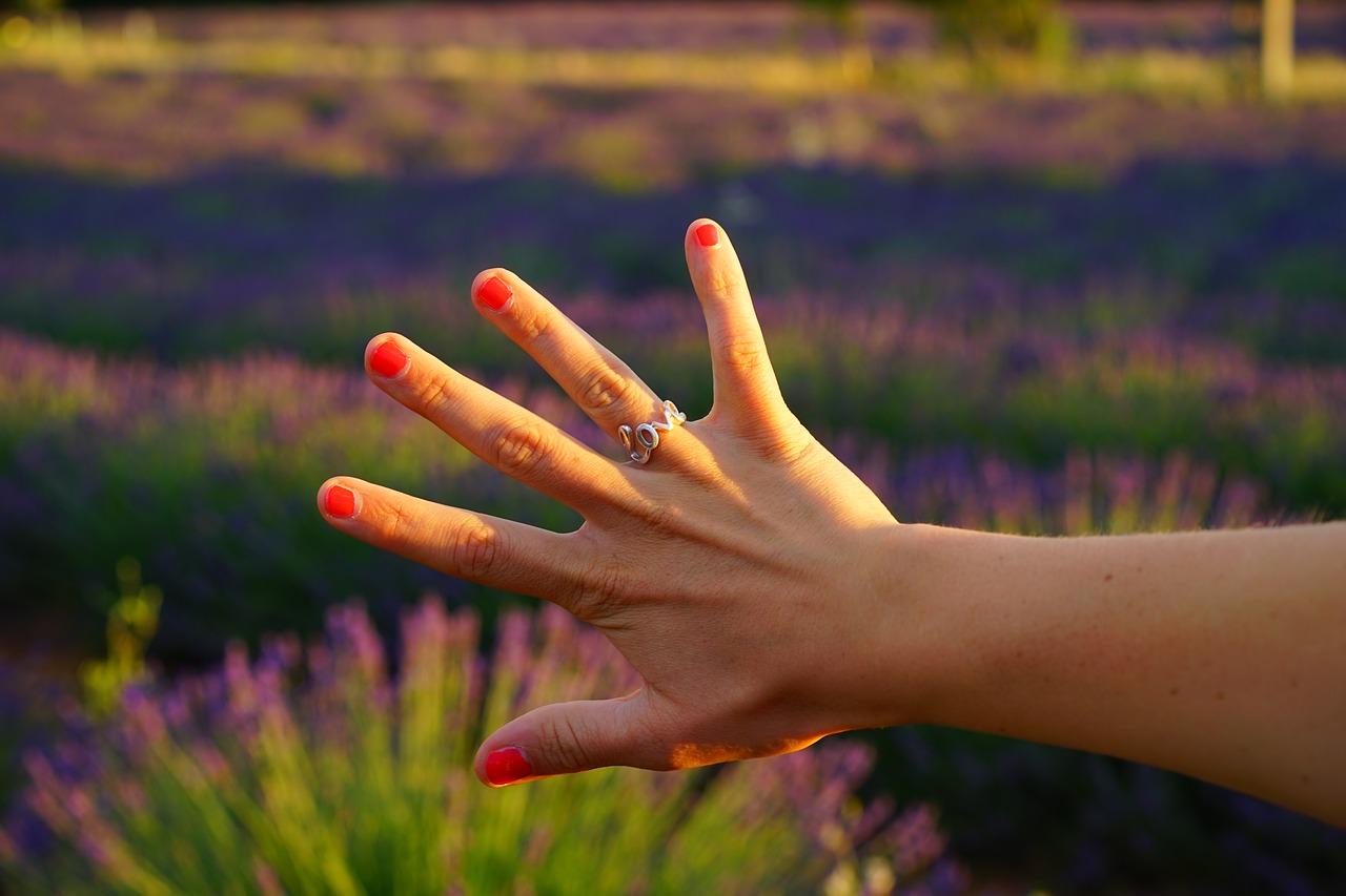 左手中指带戒指什么意思