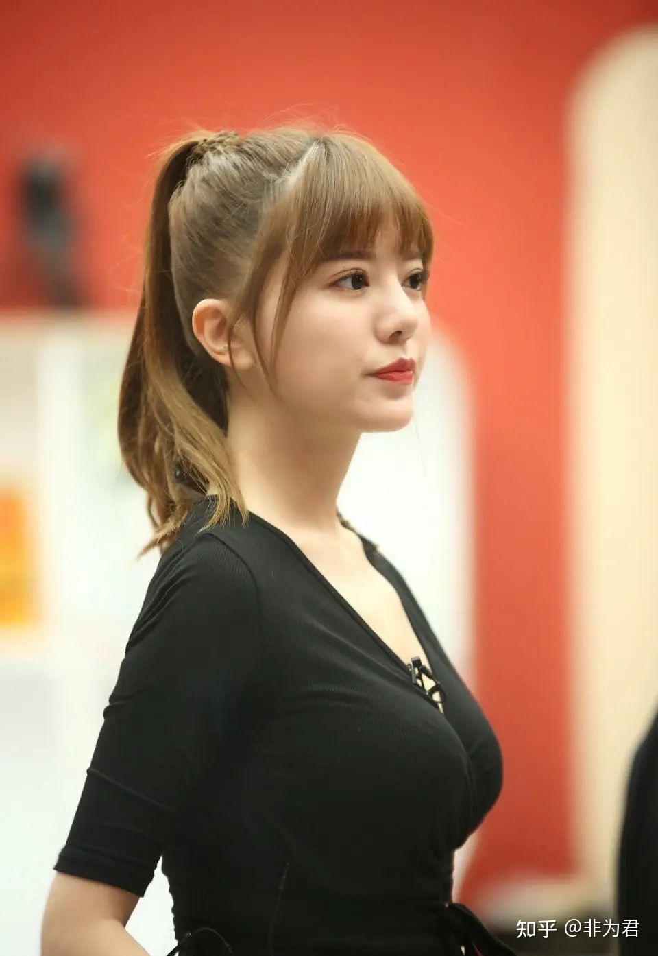 如何评价阿兰达瓦卓玛的外貌