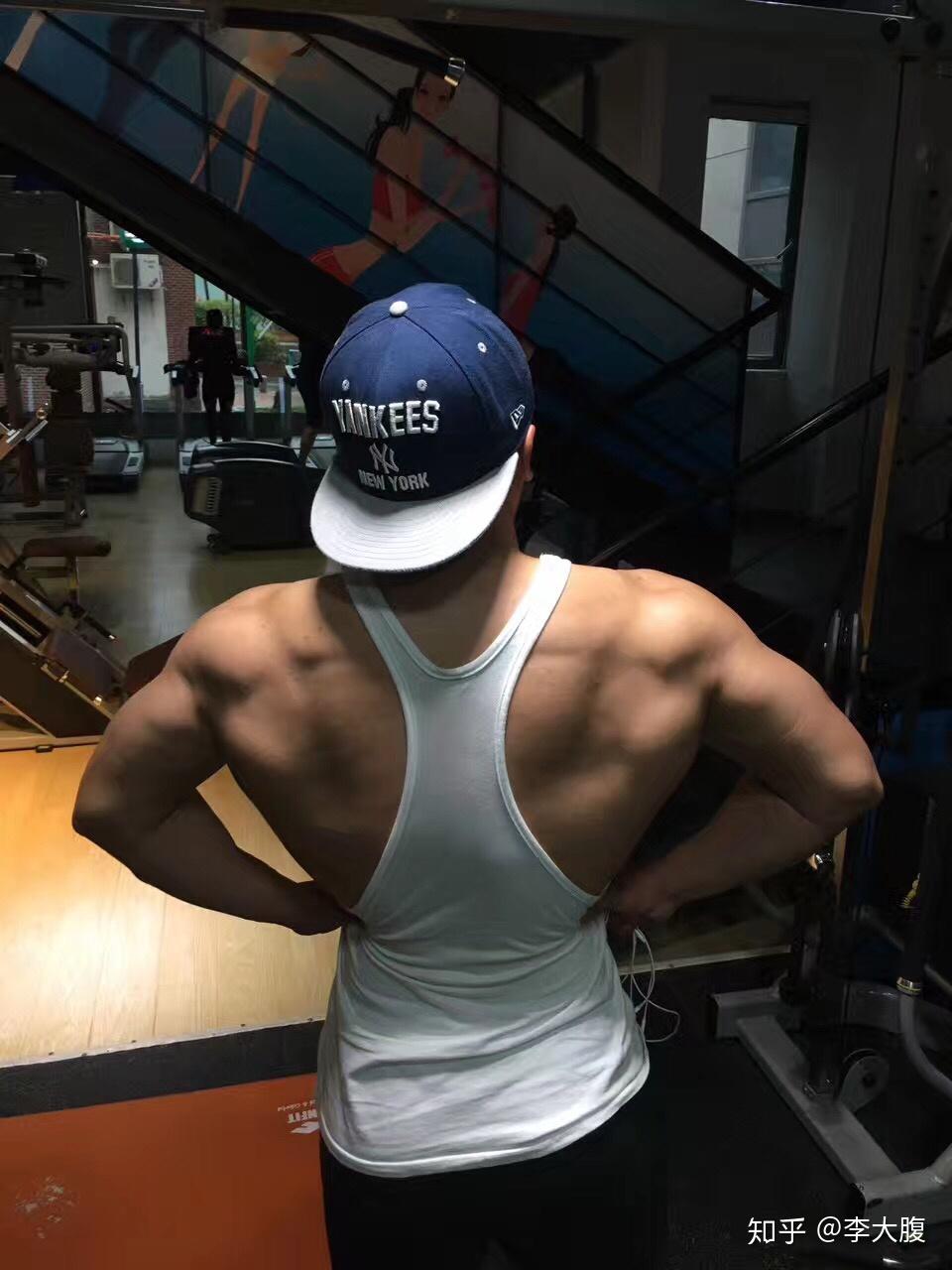 为什么健身人士喜欢倒三角身材