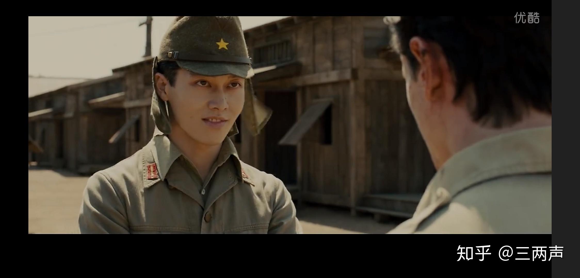 坚不可摧里军官跟路易是不是有一段感情