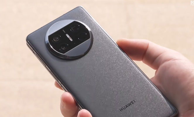 华为mate x3突破折叠屏手机厚度,极致轻薄,极致手感!