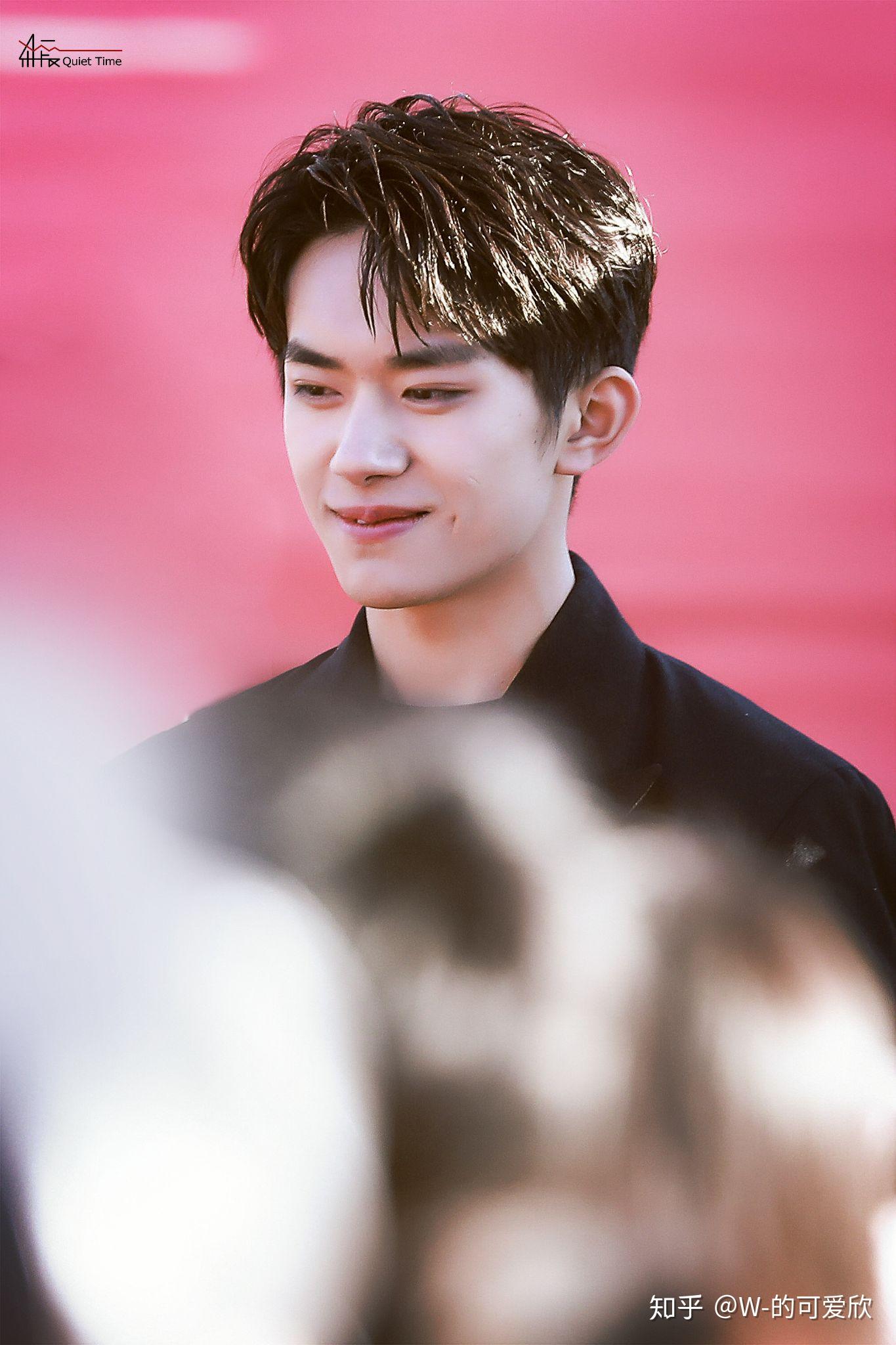 有没有易烊千玺的超甜梨涡照?