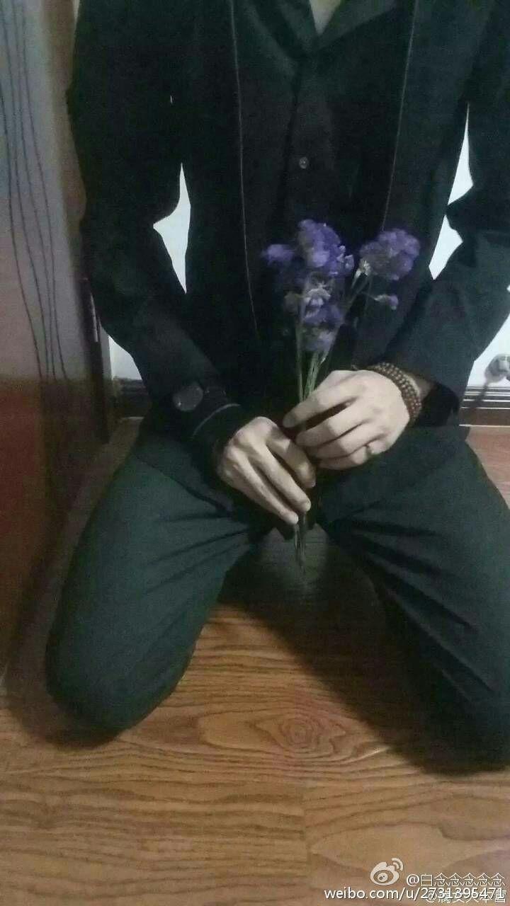 如何评价微博很火的西装下跪