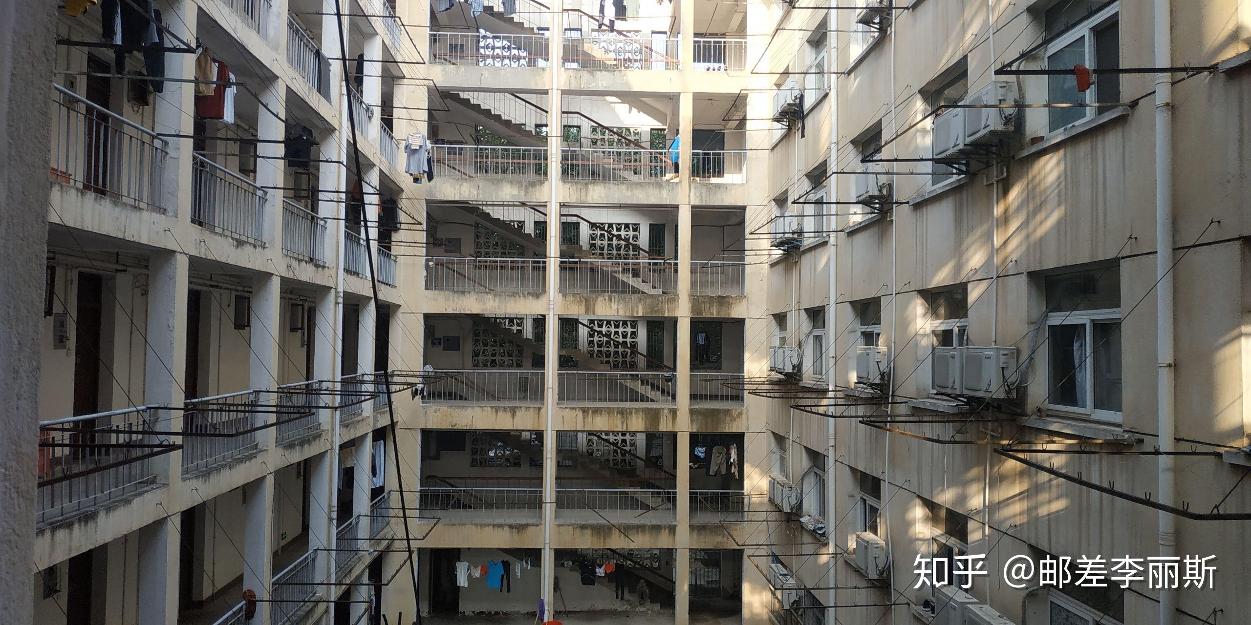 中国地质大学(武汉)的宿舍条件如何?校区内有哪些生活设施?