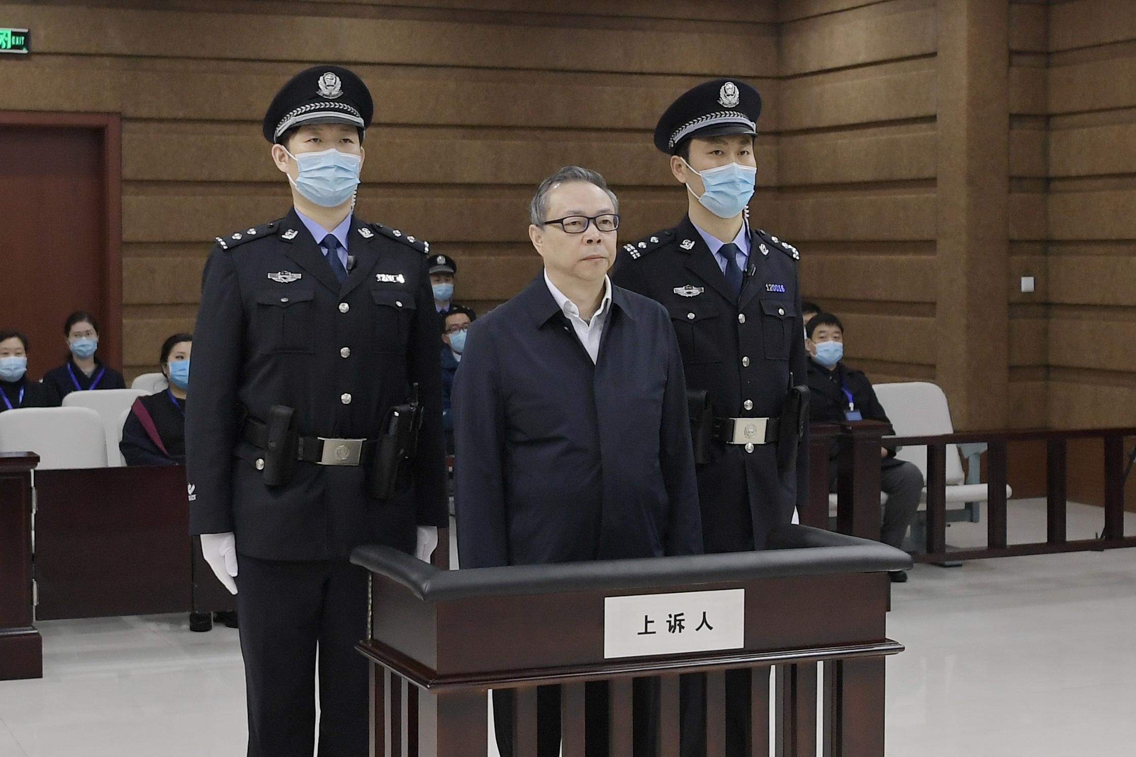 如何看待华融公司原董事长赖小民受贿贪污重婚案二审维持死刑判决