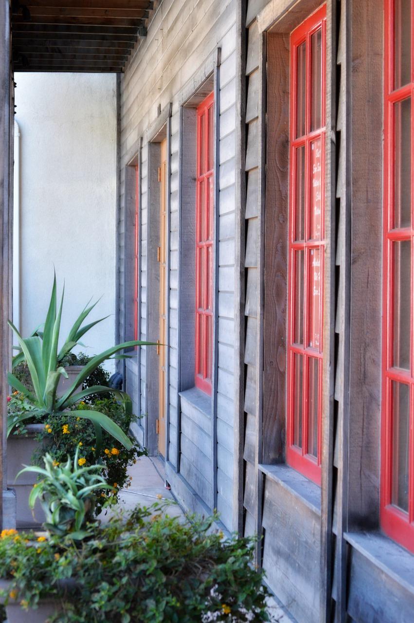 2. 选址因素分析