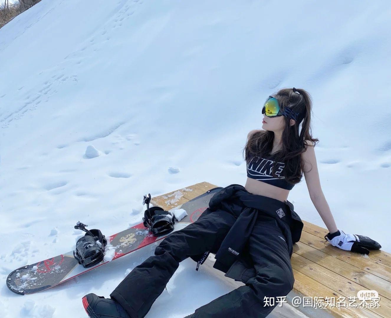 如何看待滑雪场穿运动内衣拍照的行为
