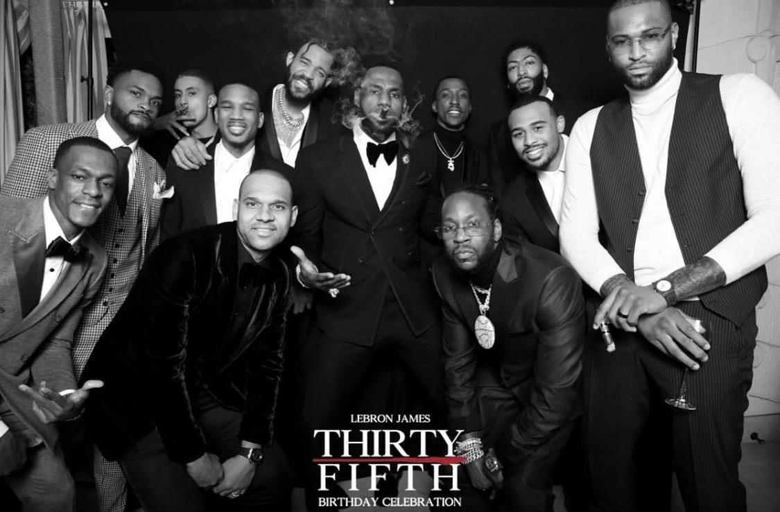 哪位大佬能分享湖人合照西装抽雪茄那张高清原图