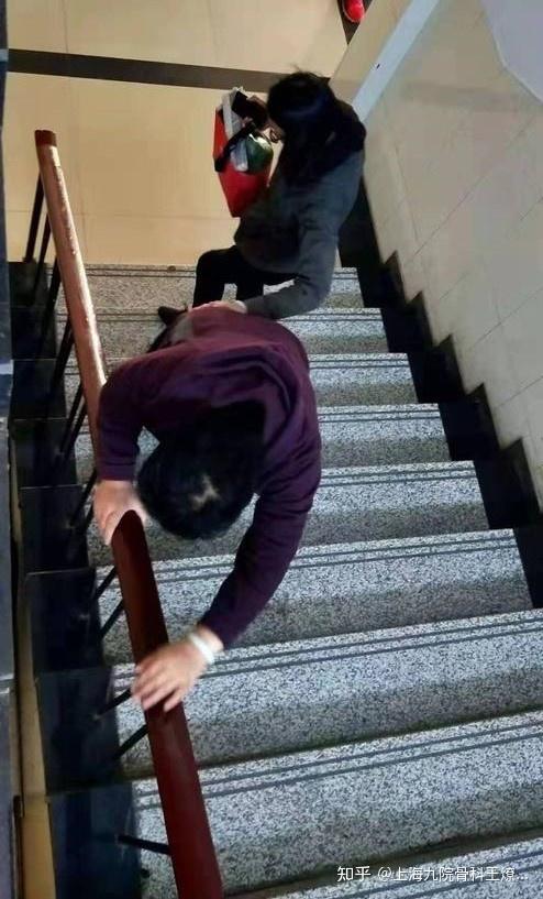 上下楼梯膝盖疼?快来解锁正确的下楼姿势! - 知乎